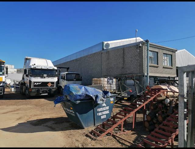 1,000M² WAREHOUSE FOR SALE IN RACING PARK